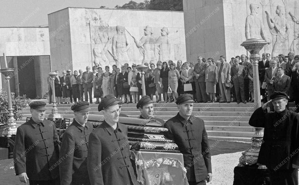 Temetés - Pór Bertalan Kossuth-díjas festőművész búcsúztatása