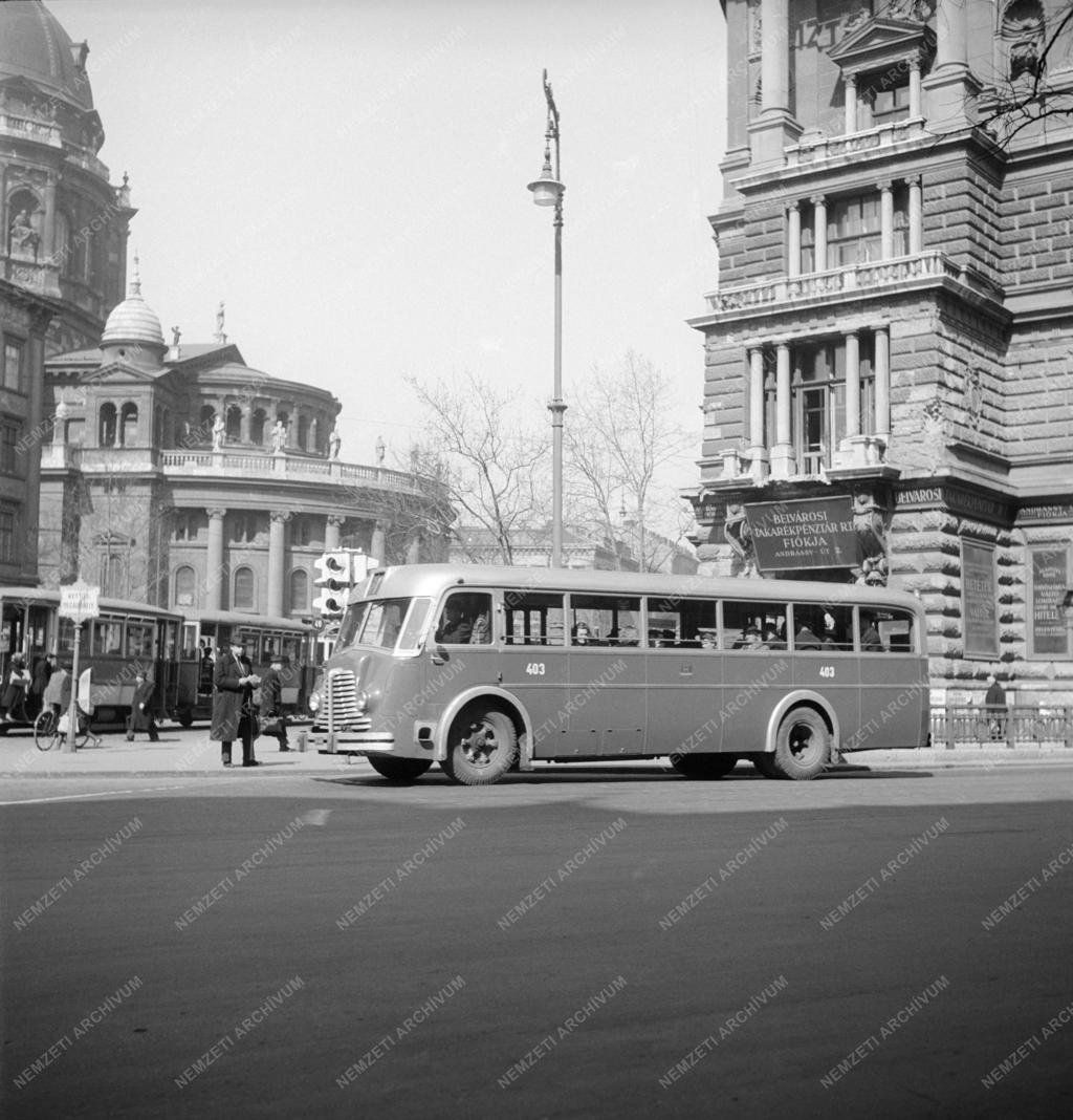 Városkép - Közlekedés - Busz az Andrássy úton