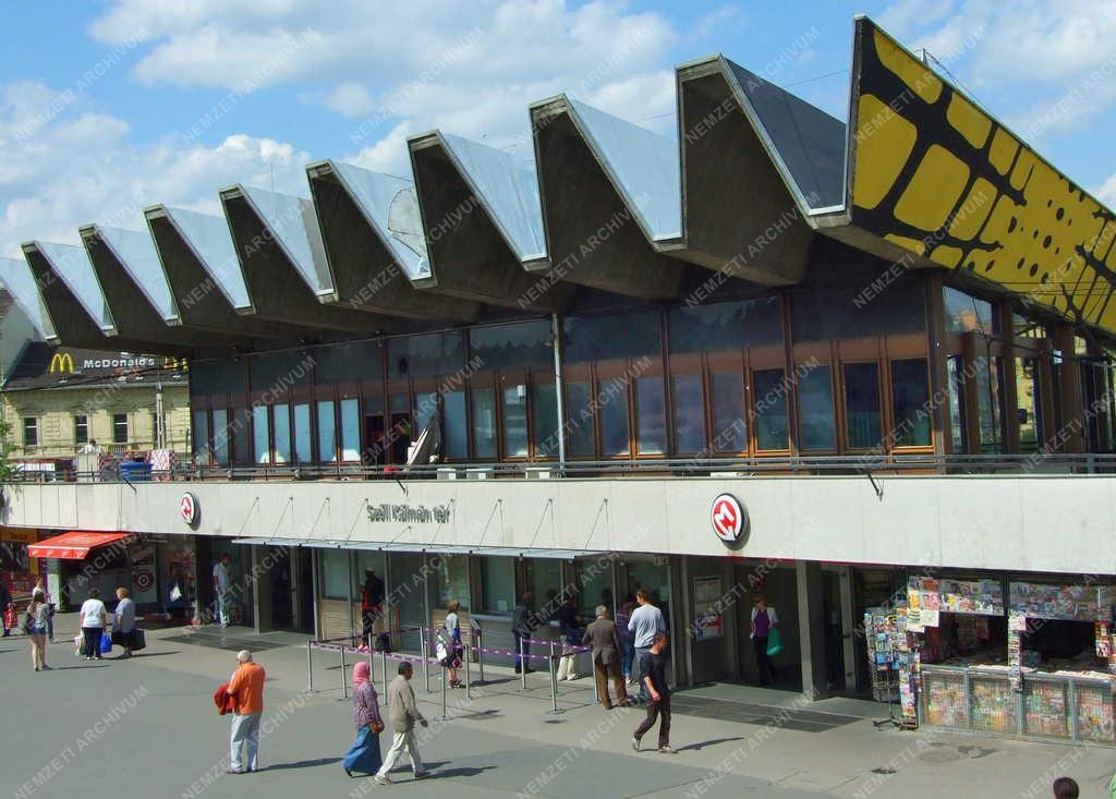 Közlekedés - Budapest - Metrólejárat a Széll Kálmán téren