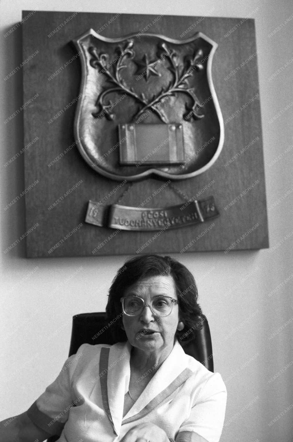 Egyetem - Tanárok - Ormos Mária történész, rektor