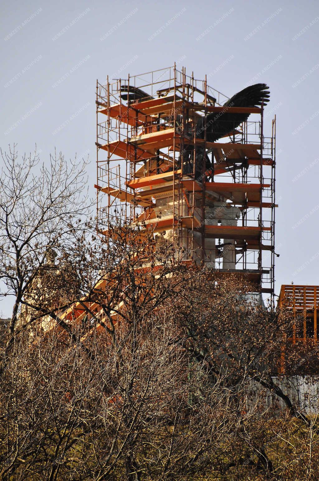 Műemlékvédelem - Budapest - Restaurálják a vári turulmadarat