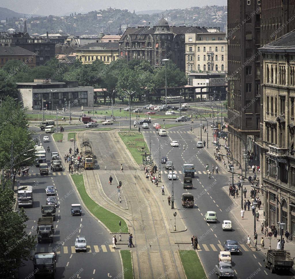 Közlekedés - Forgalom a Tanács körúton