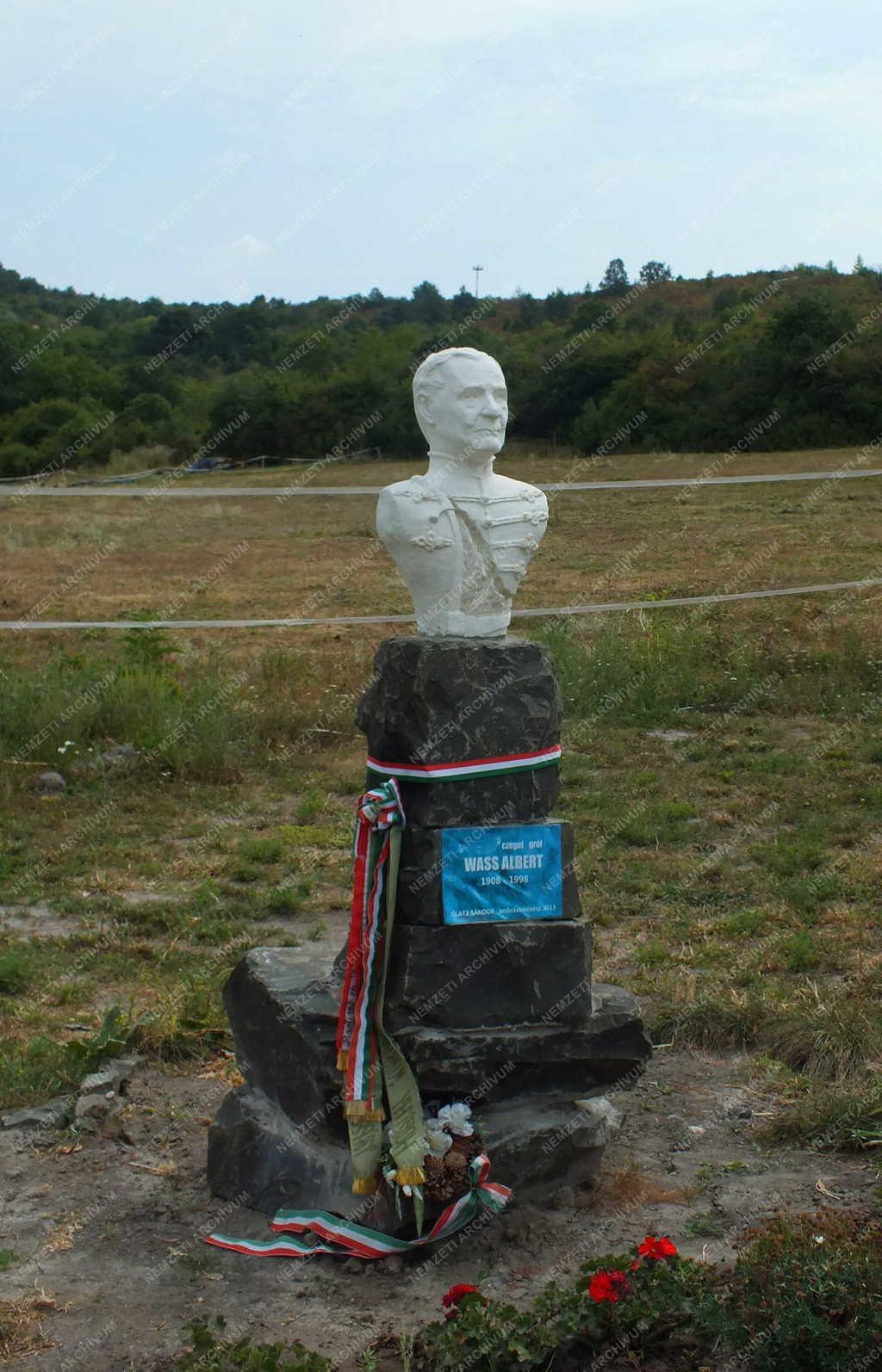 Műalkotás - Verőce - Wass Albert szobra