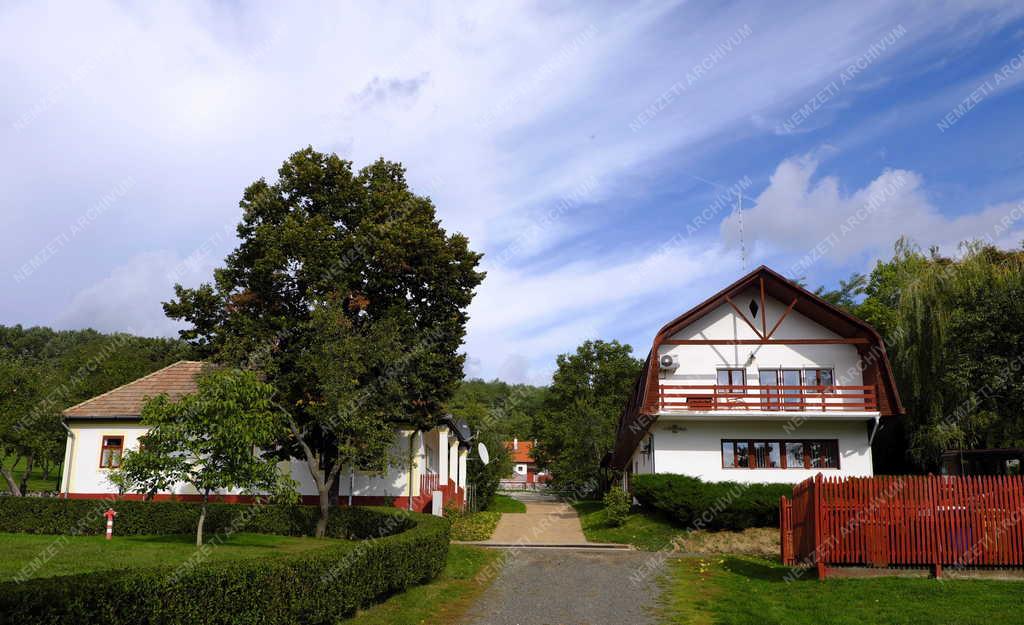 Turizmus - Legénd - Falukép