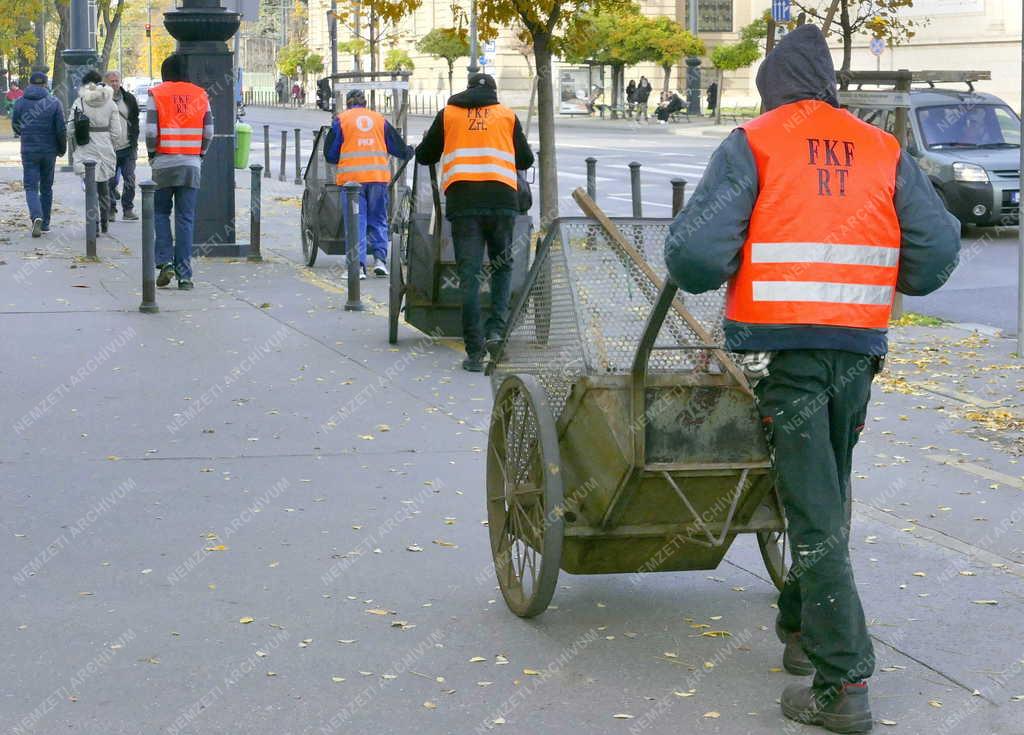 Életkép - Utcaseprők a fővárosi utcán