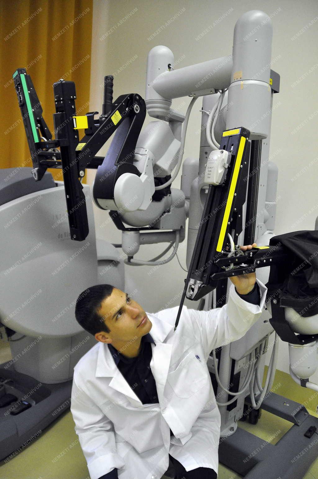 Oktatás - Budapest - Sebészrobot az Óbudai Egyetemen