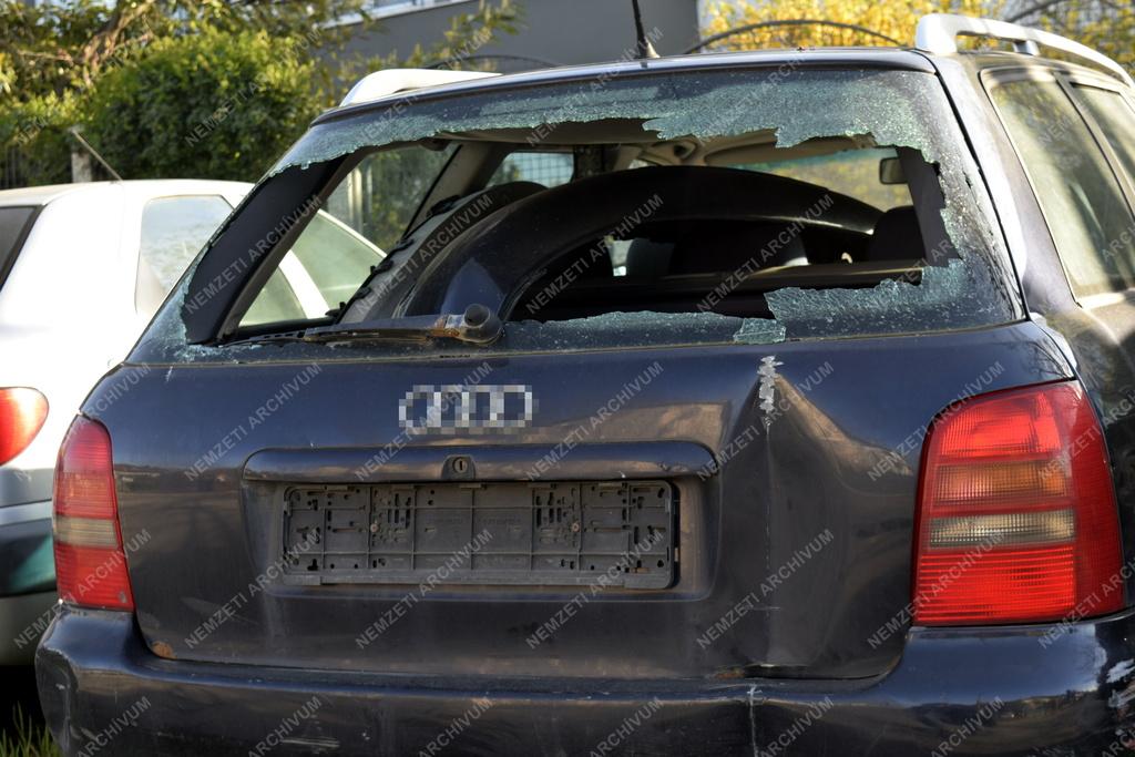 Közlekedés - Budapest - Autóroncs