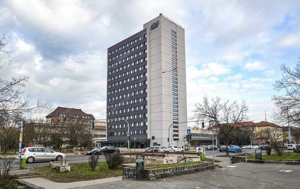 Városkép - Budapest - Egy egykori postás munkásszállóból BIF Tower irodaház lett