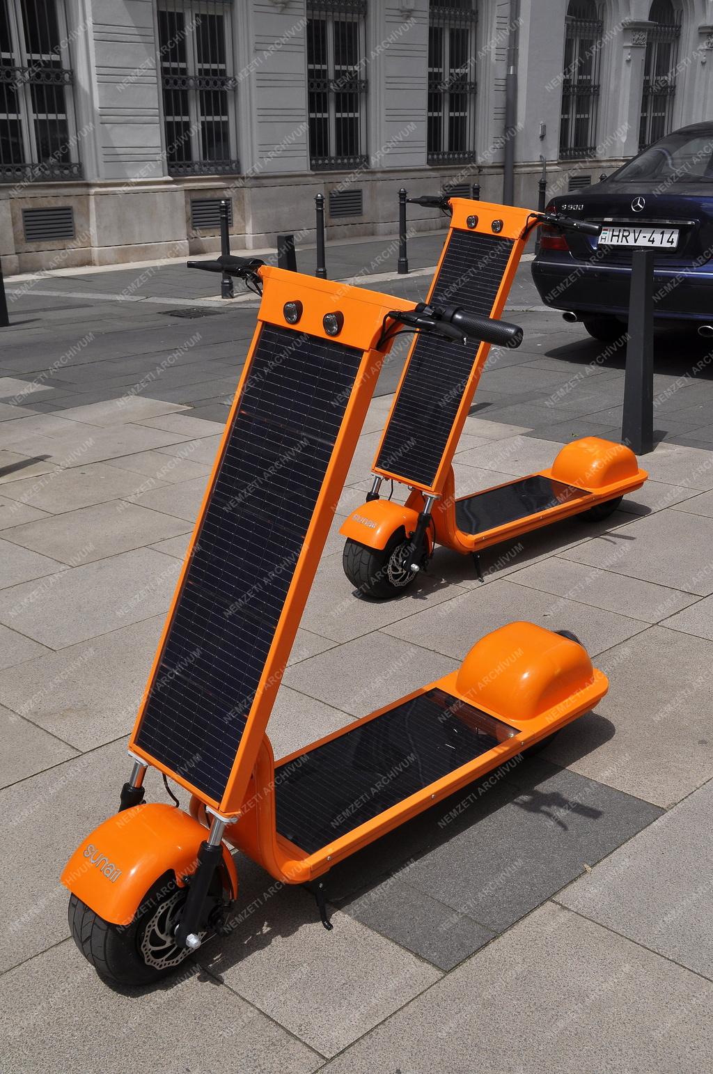 Közlekedés - Budapest - Napelemes e-roller 