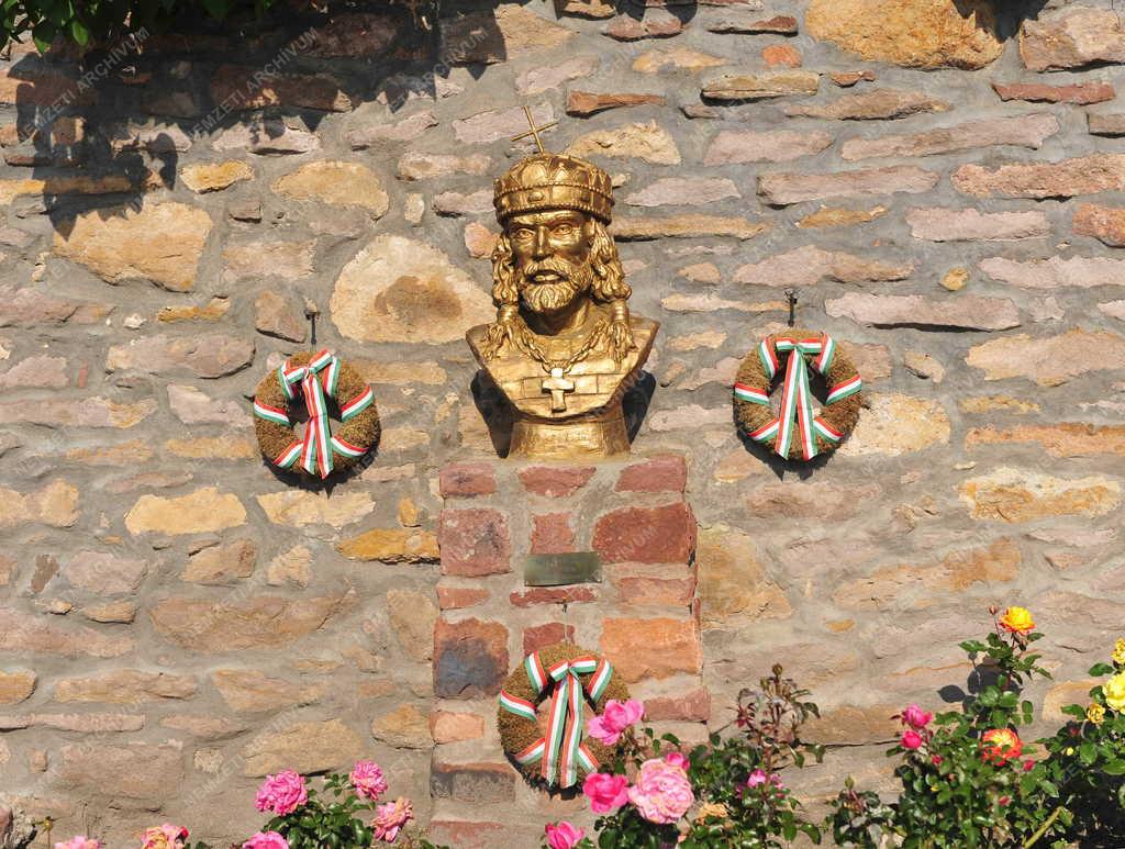 Káptalantóti - Köztéri szobor