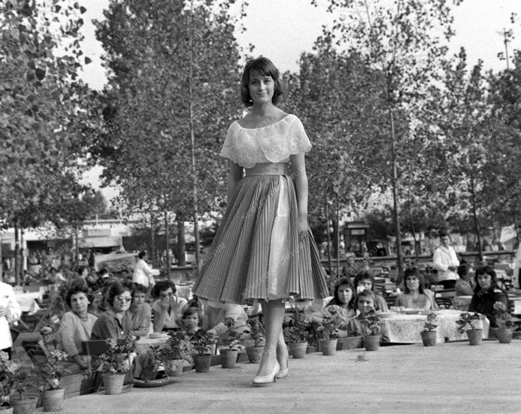 A szerző válogatása - Népművészeti ruhabemutató