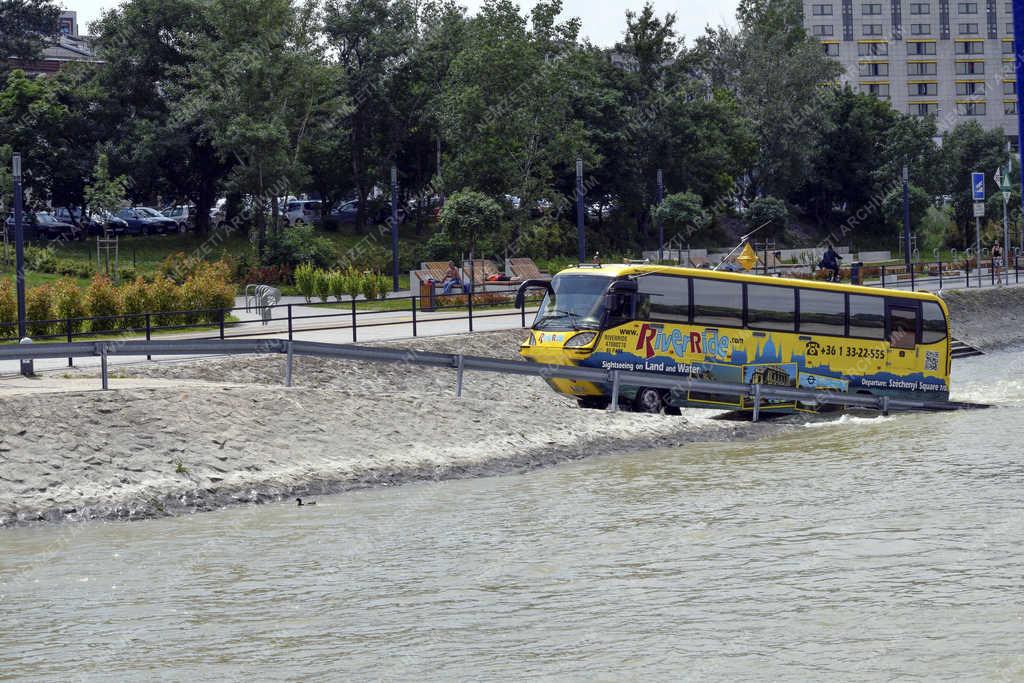 Közlekedés - Budapest - Kétéltű városnéző autóbusz