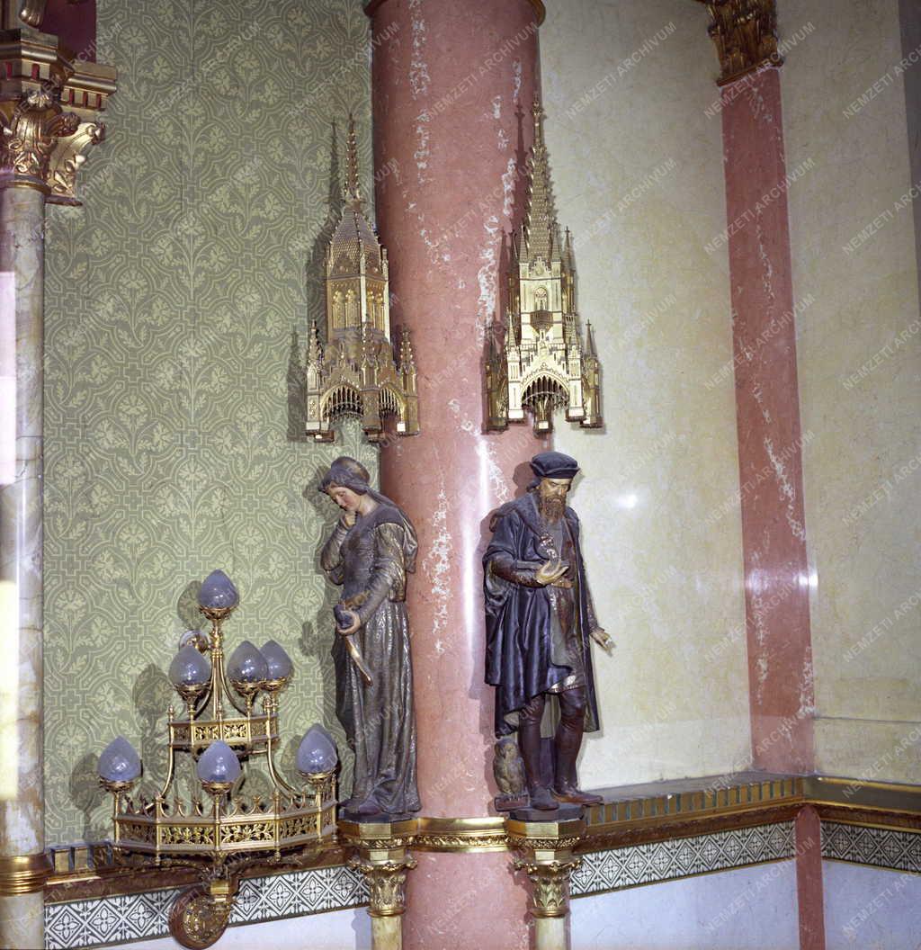 Építészet - Országház - Mesterségek szobrai
