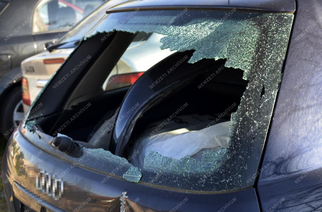 Közlekedés - Budapest - Autóroncs