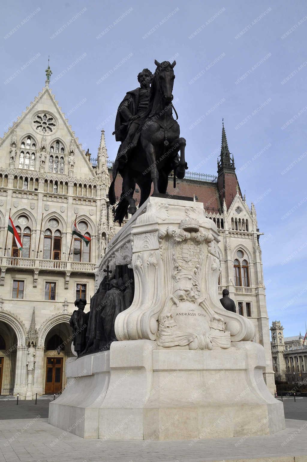 Köztéri szobor - Budapest - Andrássy Gyula szobor a Kossuth téren