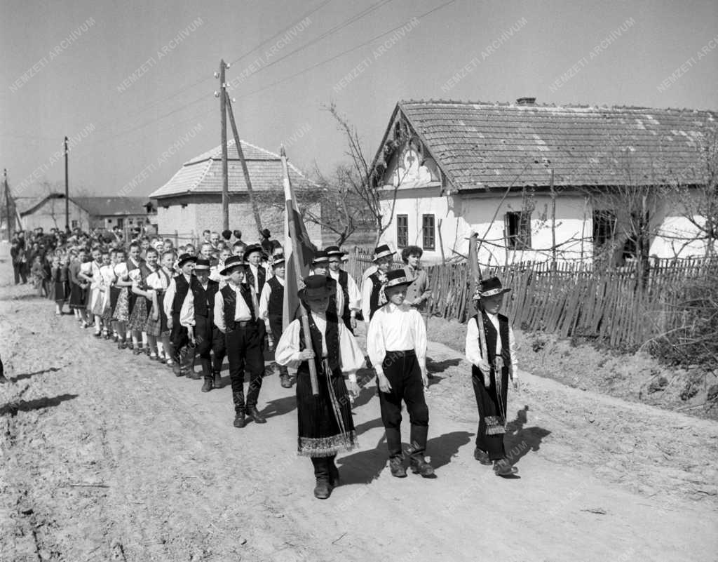 Ünnep - Gyerekek felvonulása