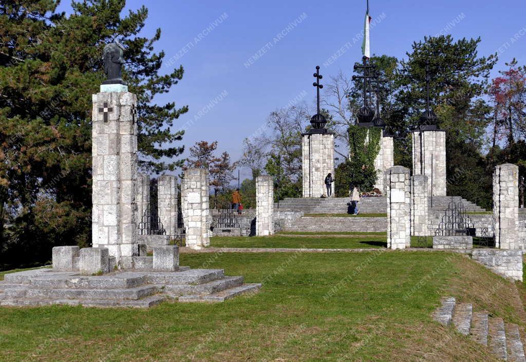 Emlékezés - Zebegény - Országzászló és hősi emlékmű