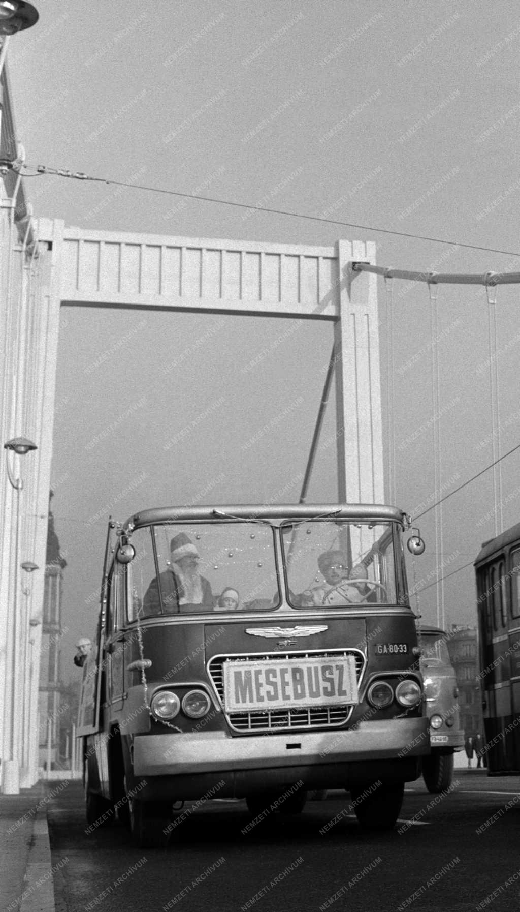 Közlekedés - Mesebusz Budapest utcáin