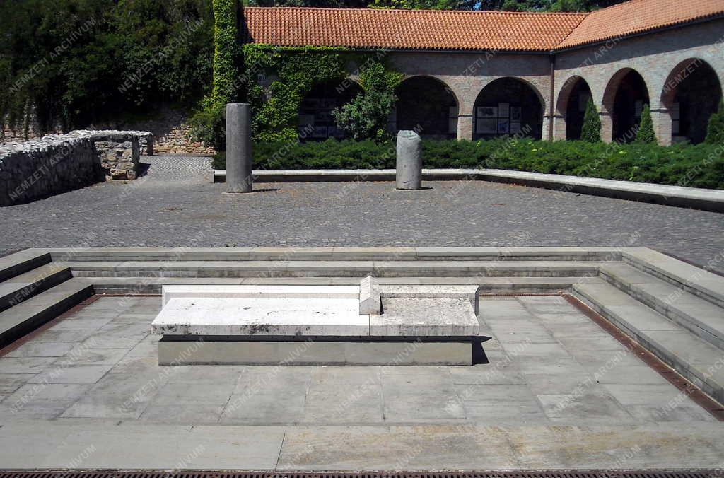 Városkép - Székesfehérvár - Nemzeti Emlékhely - Középkori romkert