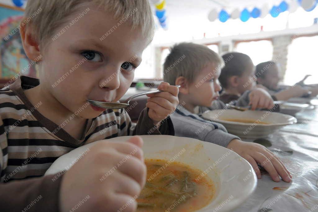Zsáner - Déva - Ebéd a Szent Ferenc Alapítvány óvodájában