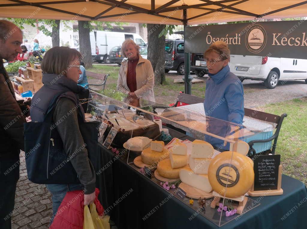 Kereskedelem - Termelői és kézművespiac Nagymaroson