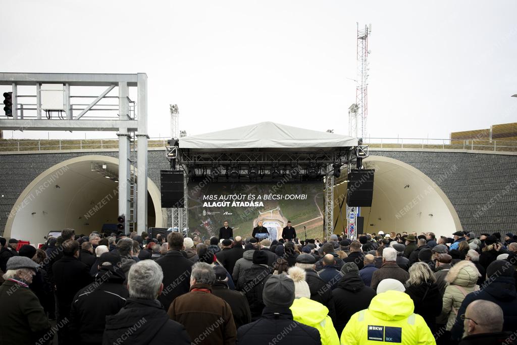 Az M85-ös autóút és a Bécsi-dombi alagútpár átadása