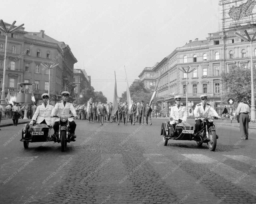 Külkapcsolat - Ifjúság - A VIT-re utazó fiatalok búcsúztatása