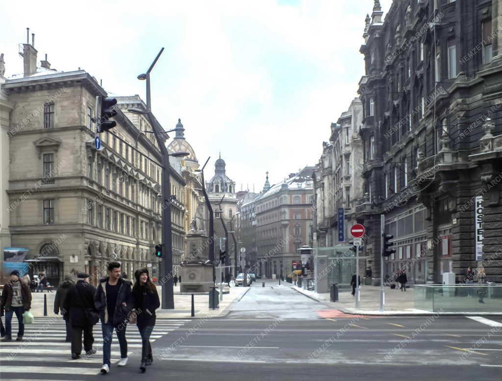 Városkép - Budapest -  Megújult a Ferenciek tere 