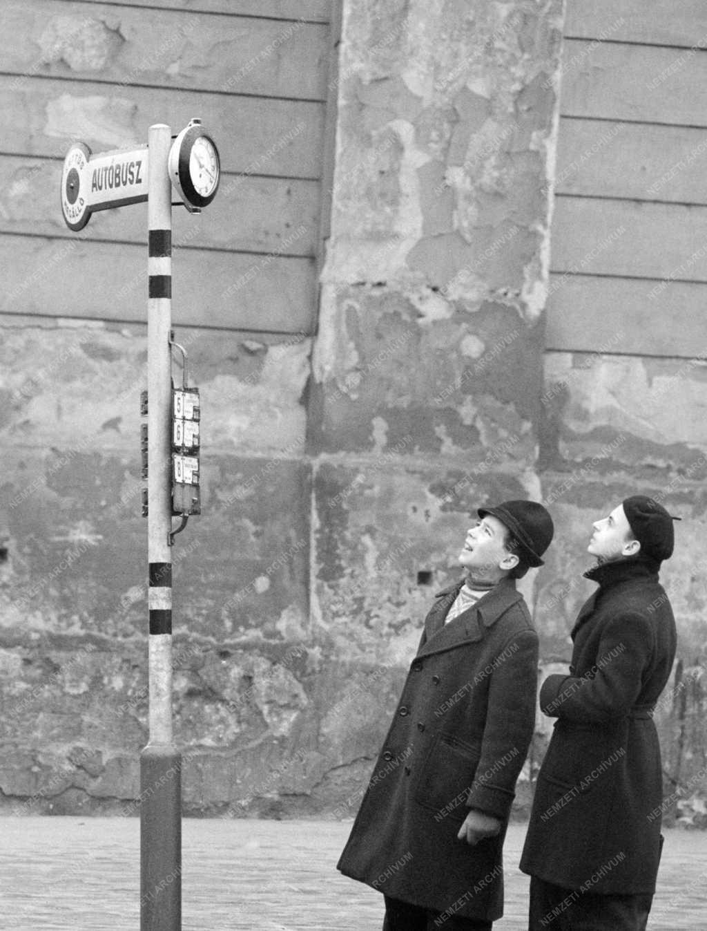 Közlekedés - Köztéri óra a Deák téri autóbuszmegállóban