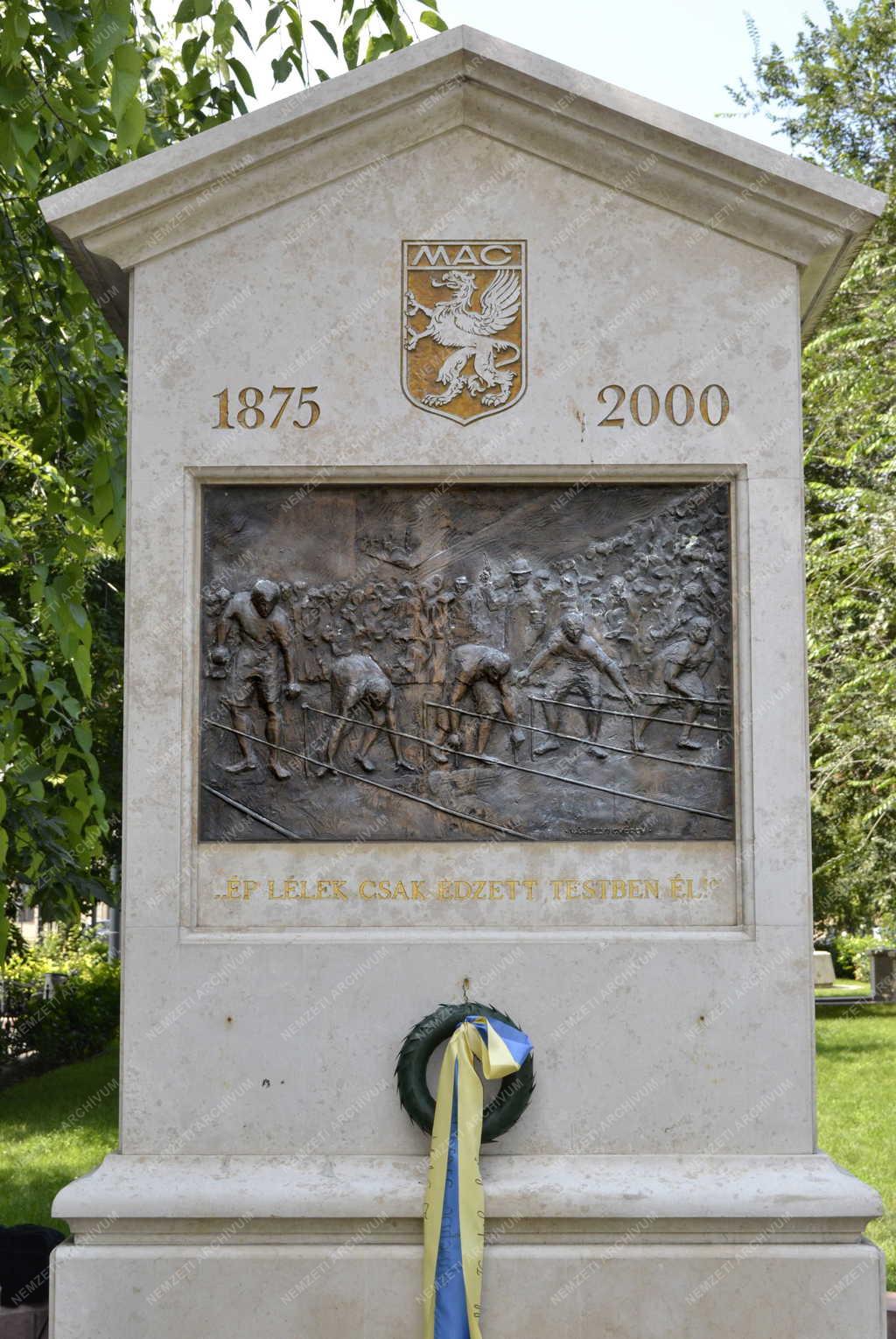 Emlékmű - Az első szabadtéri atlétikai verseny emlékműve