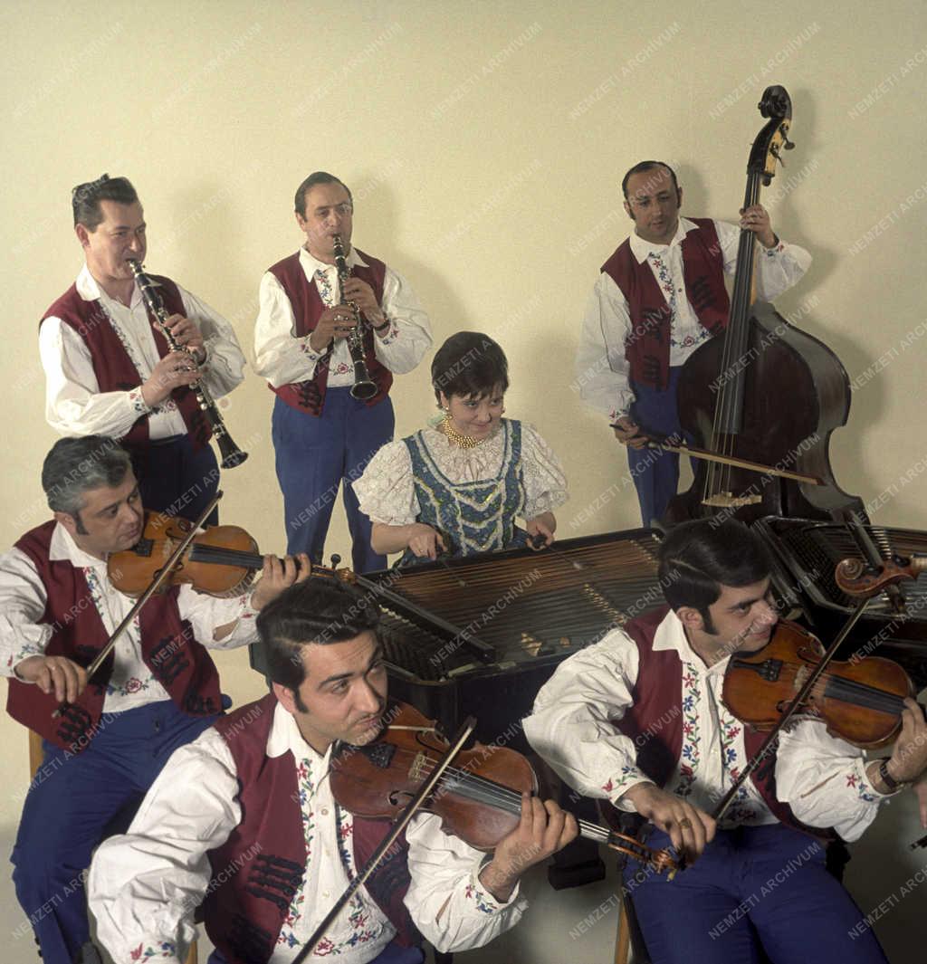 Kultúra - Néphagyomány - Állami Budapest Táncegyüttes