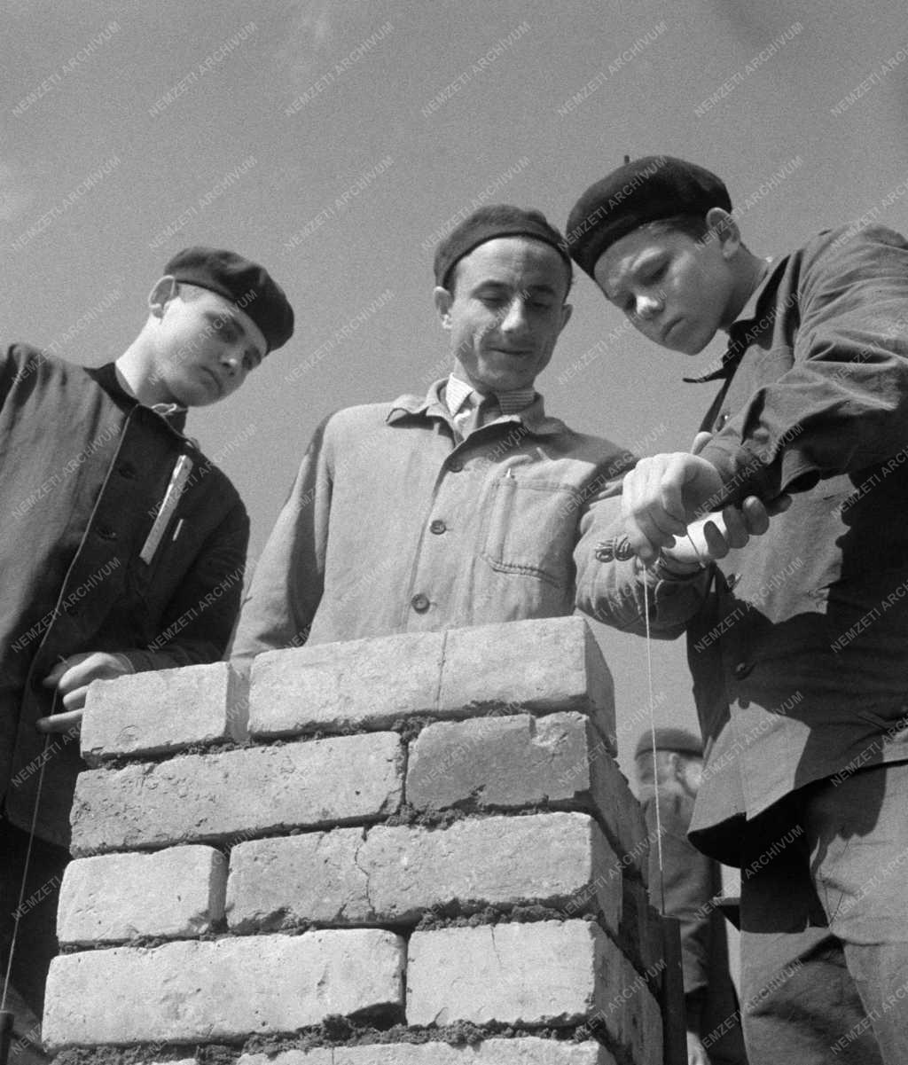 Oktatás - Szakoktatás - Rózsa Ferenc Iparitanuló Intézet