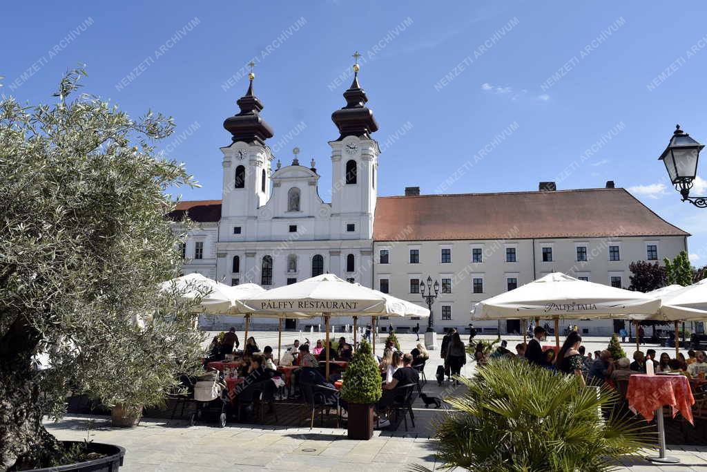 Vendéglátás - Győr - Vendégeket fogadnak az éttermek 
