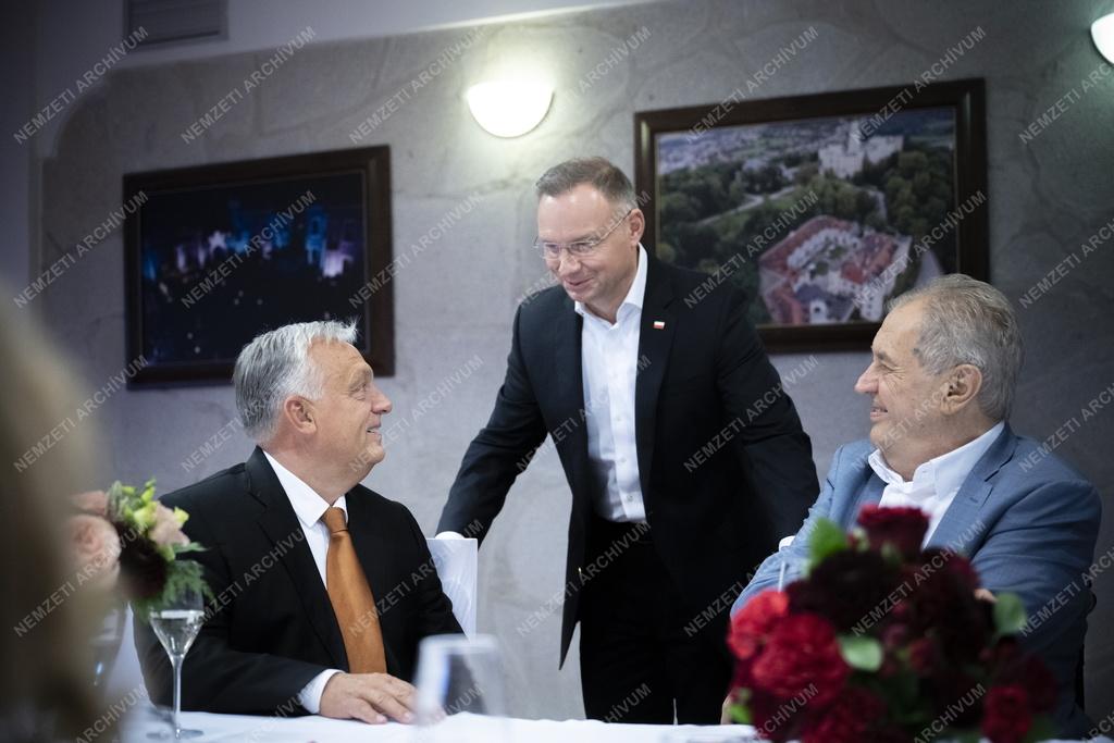 Orbán Viktor Csehországba utazott