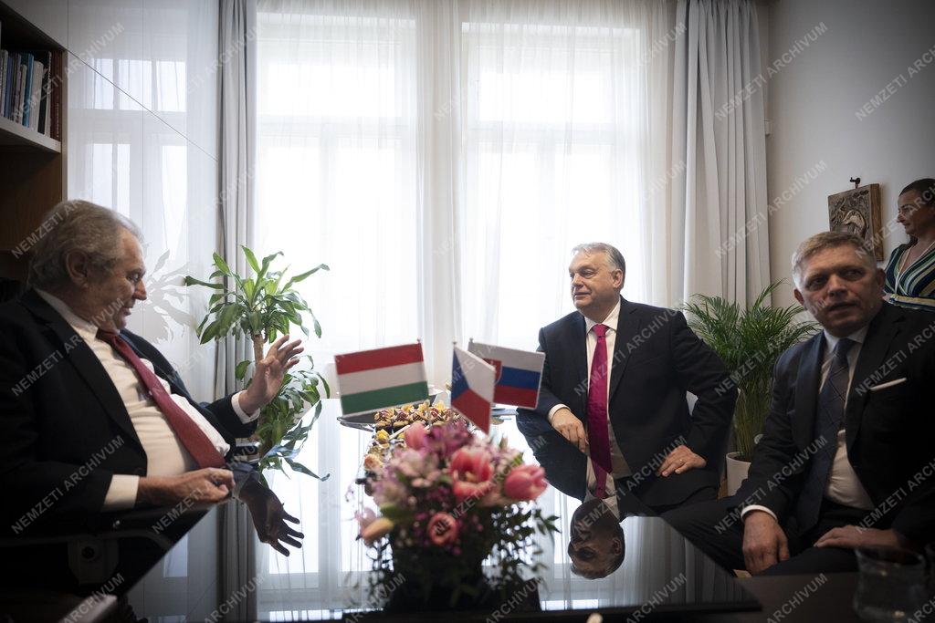 Csehország két korábbi államfőjével is találkozott Orbán Viktor Prágában