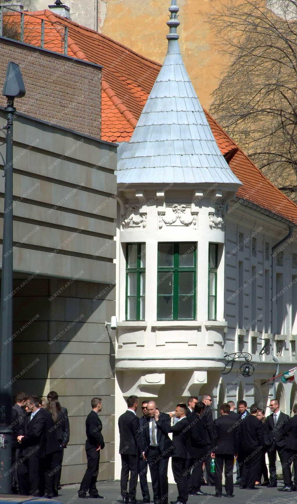 Életkép - Fiatalok Buda régi lakóépülete előtt