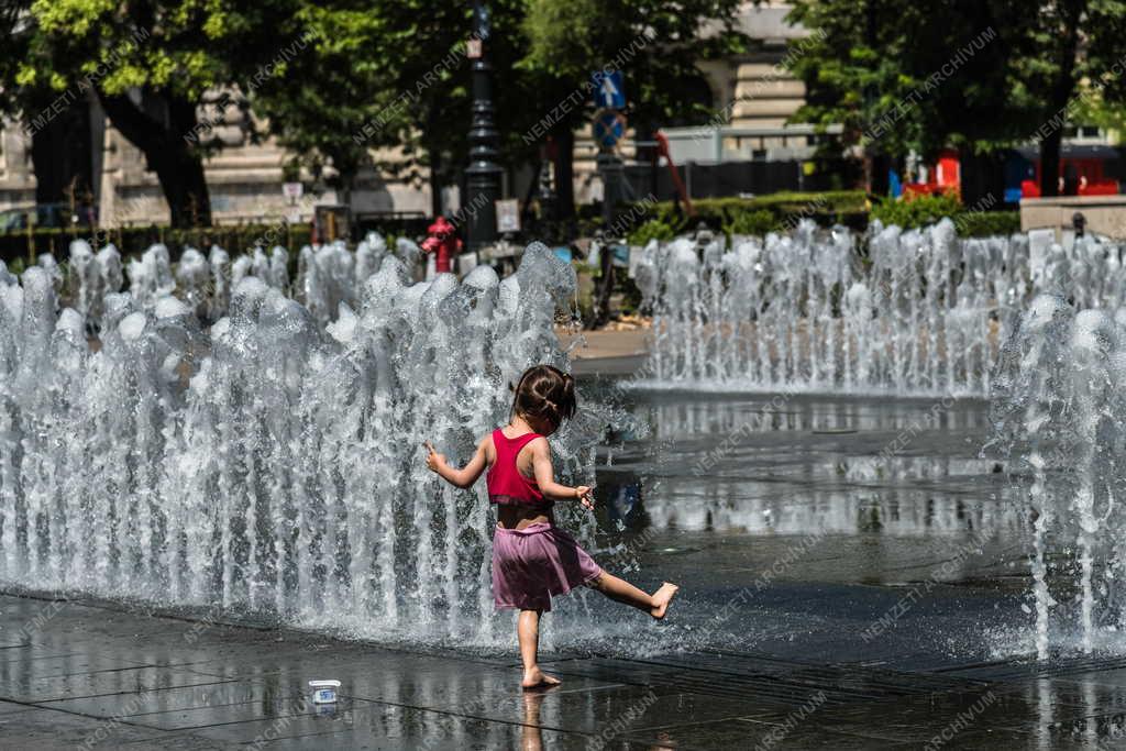 Időjőrás - Budapest - Hűsölő gyerekek a Szabadság téri köztéri szökőkútnál