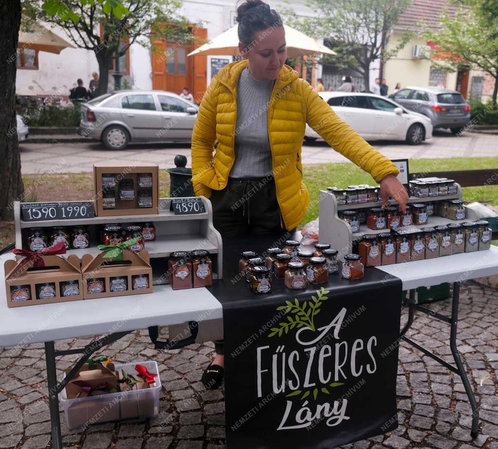 Kereskedelem - Termelői és kézművespiac Nagymaroson