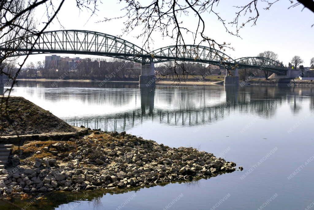 Tájkép - Esztergom - Mária Valéria híd a Duna folyó fölött