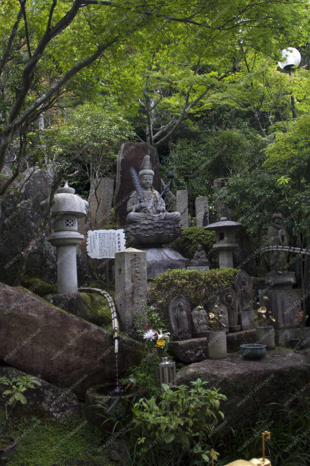 Városkép – Mijadzsima – Dajso-in templom - Kültéri szentély