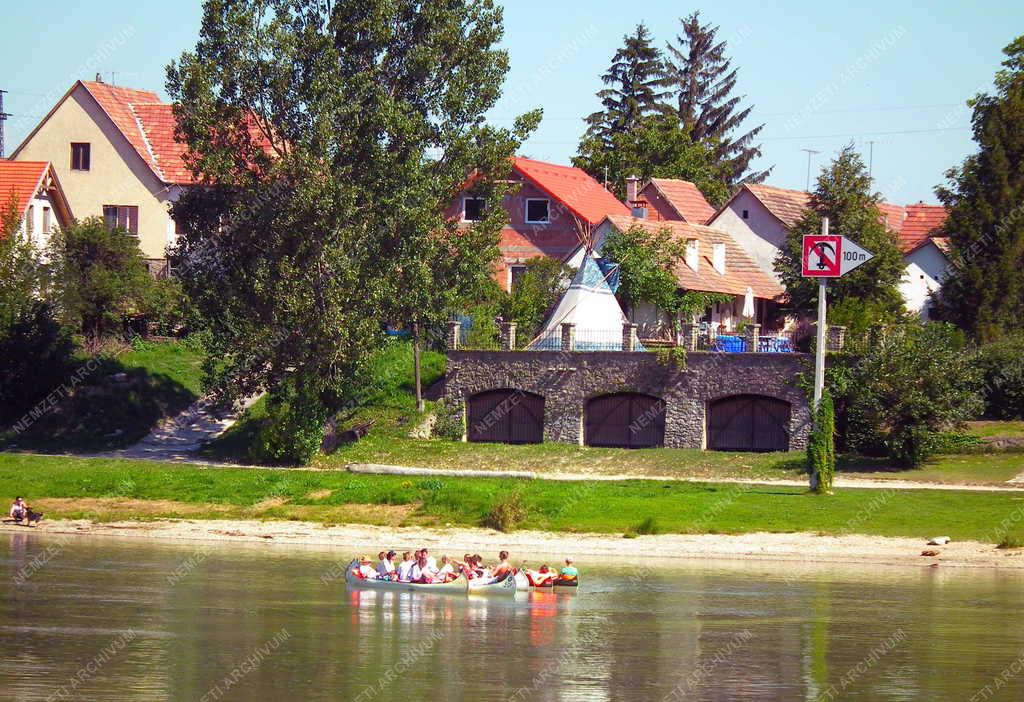 Szabadidő - Kisoroszi - Vízitúrázók a Dunán