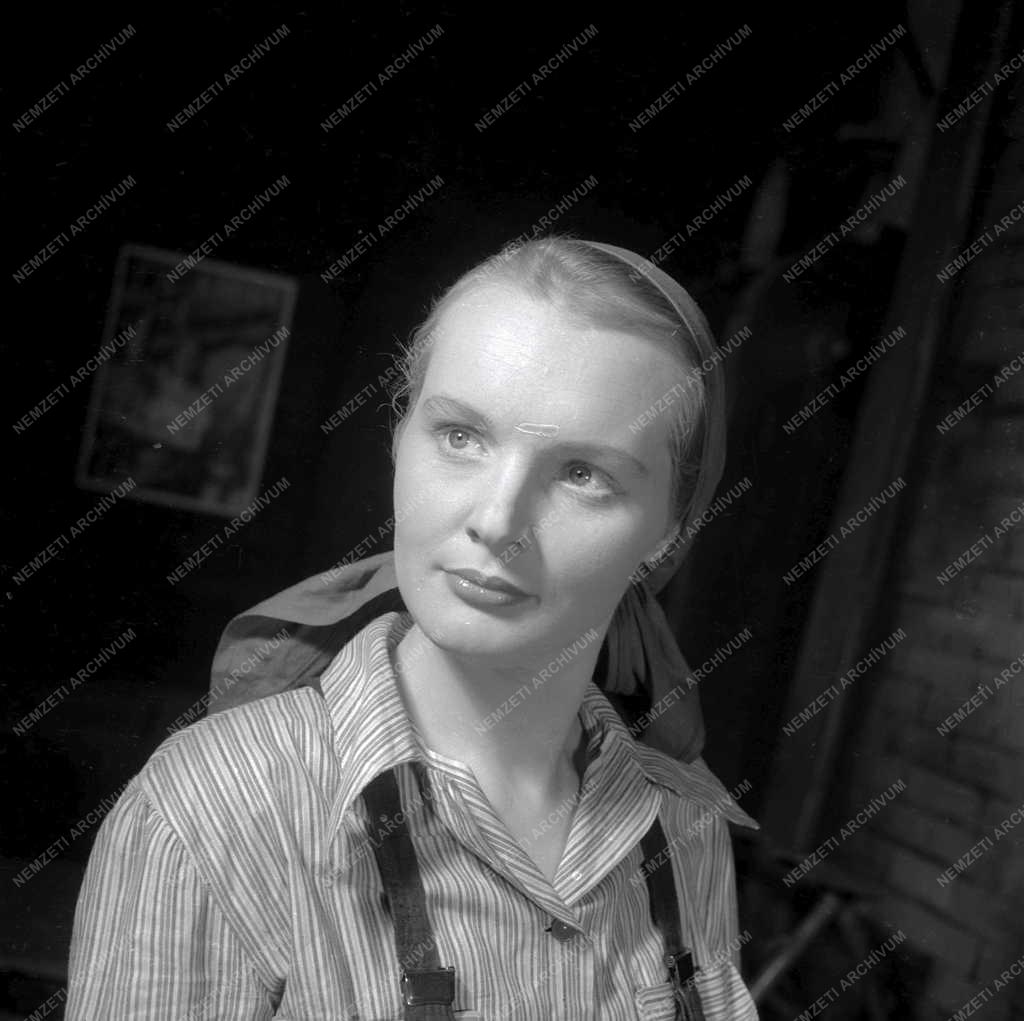 Színház - A szerencse nem pottyan az égből - Ifjúsági Színház 