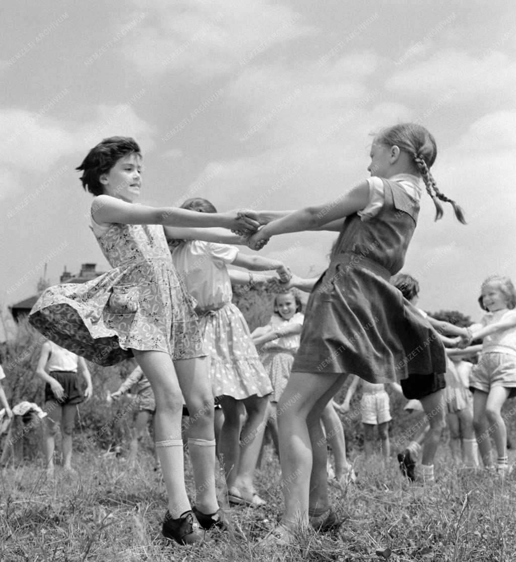 Életkép - Szabadidő - Napközi a művelődési házban