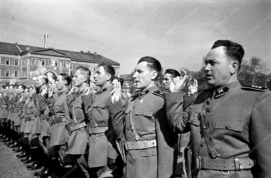 Honvédelem - Tisztek avatása a Kossuth Akadémián