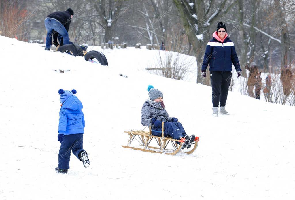 Időjárás - Debrecen - Szánkózás márciusban 