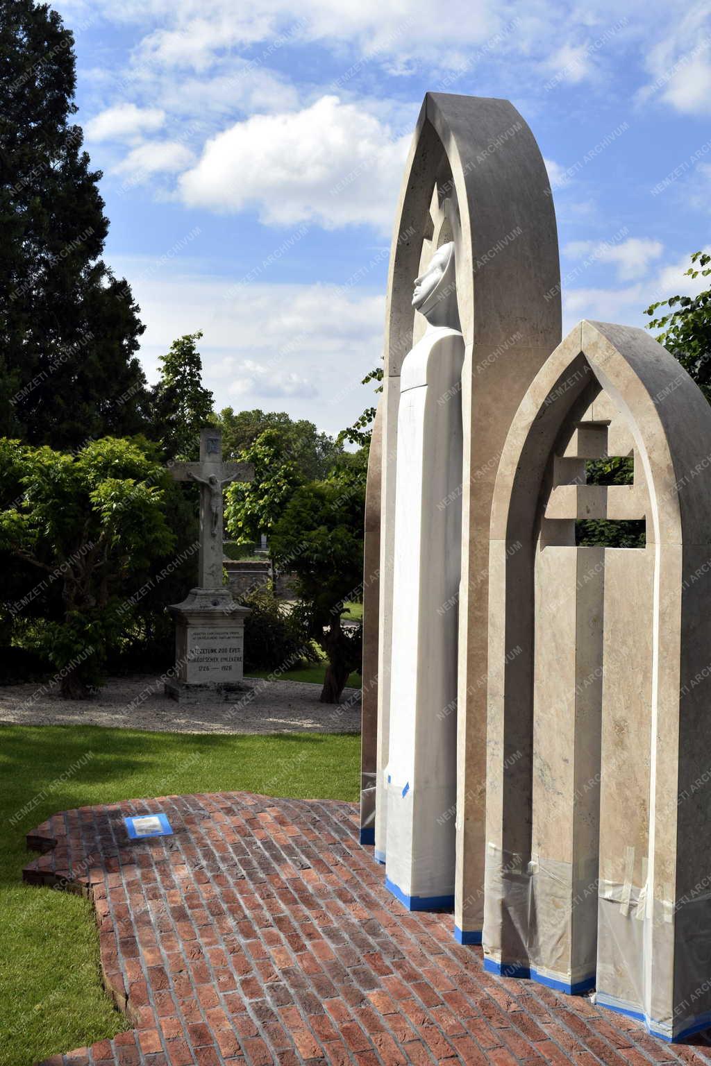 Városkép - Győr - Szent Margit fohásza Magyarországért szobor