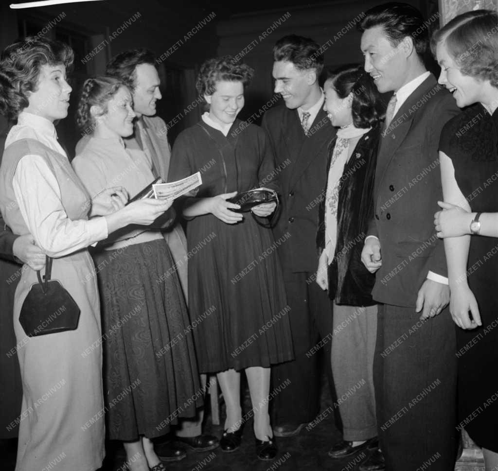 Külkapcsolat - Komszomolista turisták az egyetemen