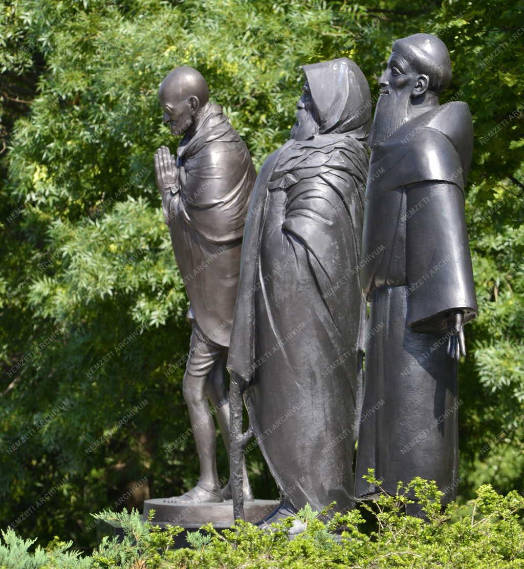 Műalkotás - Szobor - A Filozófiai Kert című szoborcsoport