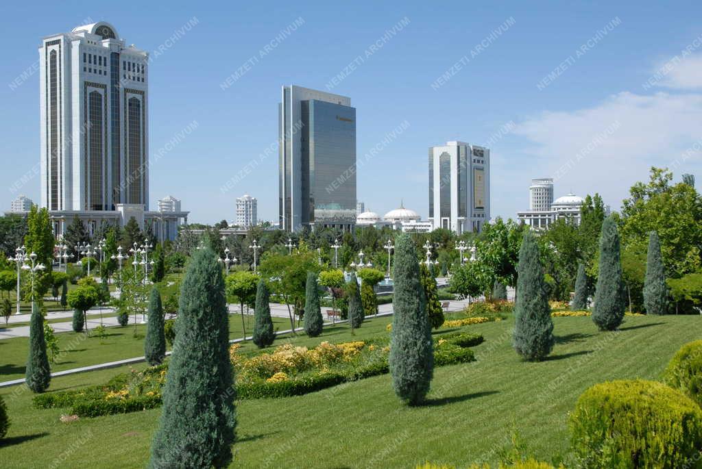Türkmenisztán - Asgabat - Függetlenség Park