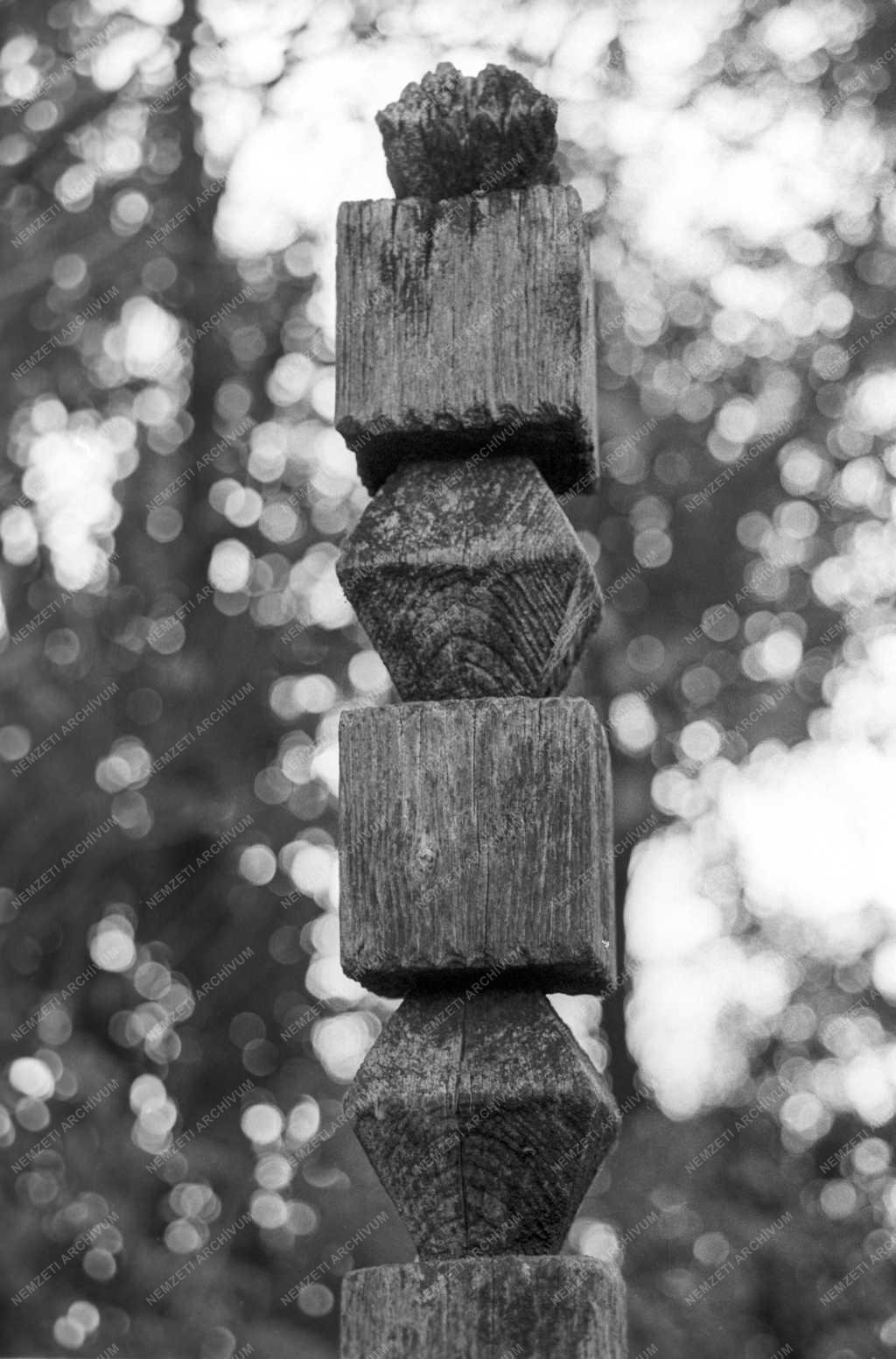 Néprajz - Fejfák a dunapataji temetőben